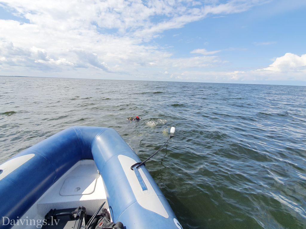 Taucher des Daivings Diving Club untersuchen das Wrack eines RIB-Bootes