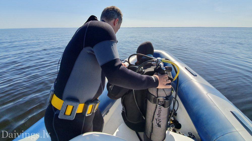 RIB motorlaiva Niršanas kluba Daivings ūdenslīdeji apseko vrakus