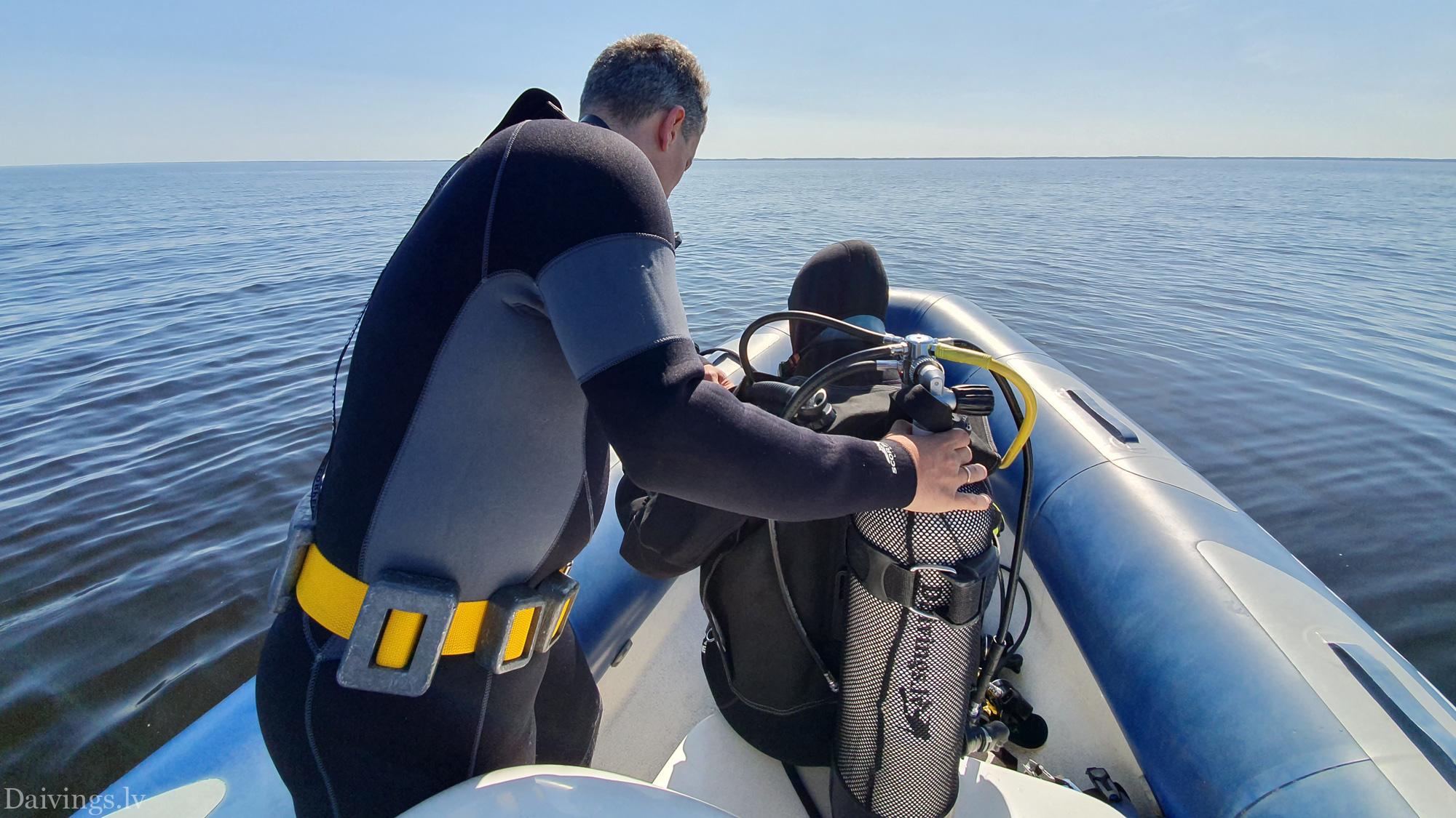 Taucher des RIB Motorboat Diving Club Daivings untersuchen das Wrack