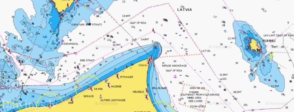 Латвийские гидрографы выполняют измерения глубины с помощью моторной лодки, бокового изображения и однолучевого эхолота.