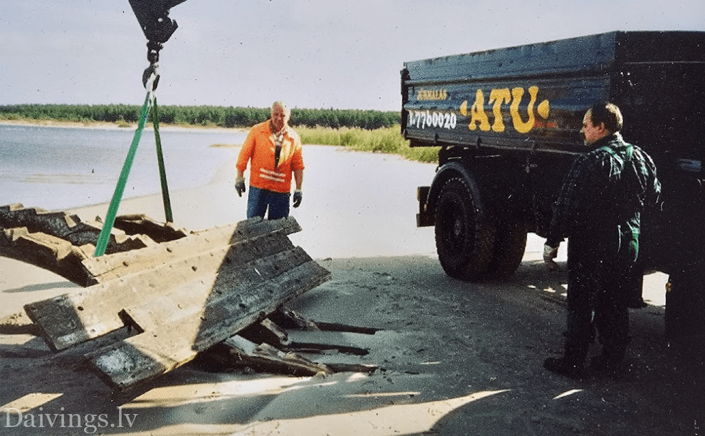 Transportarbeiten am Schiffswrack von Lielupe. 2004. Foto Jurmala Freilichtmuseum.