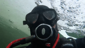 Nirējs uzmanīgi elpo, PADI ICE Diver kursā