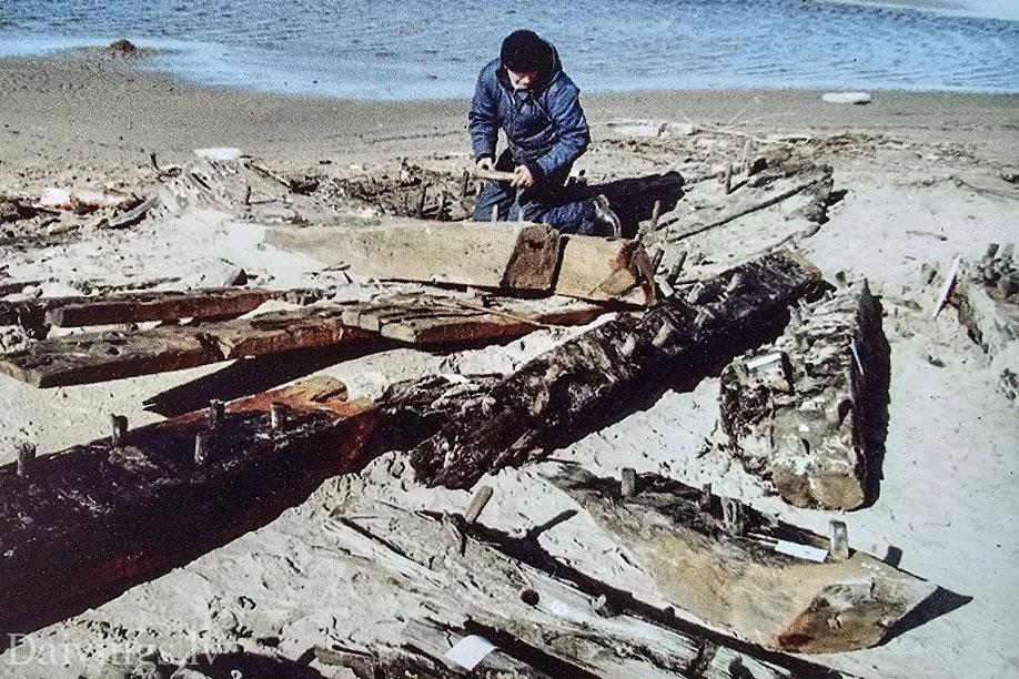 Dismantling works of the Carnikava shipwreck, 2000.