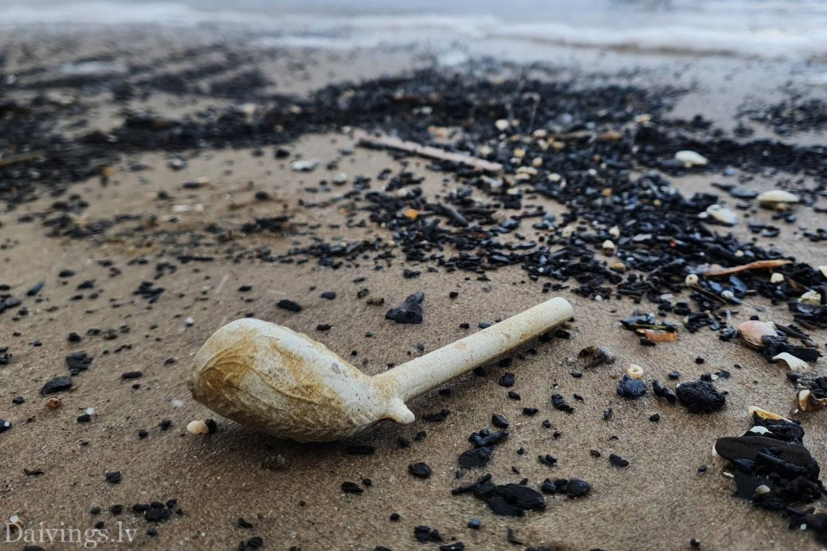 Holenderska rura ceramiczna znaleziona w miejscu zatonięcia drewnianej żaglówki