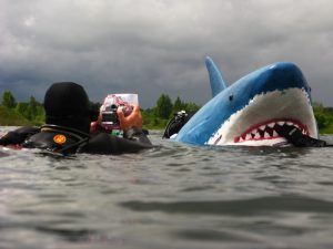 Baltā haizivs Dolomīta karjerā tiek fotografēta