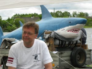 Baltas haizivs makets Dolomīta karjerā