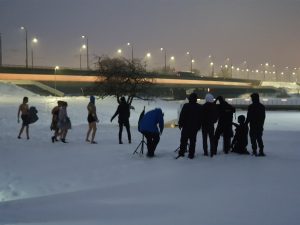 Filmešanas laukums ziemā, aistējam reklāmas filmēšanai Daugavā