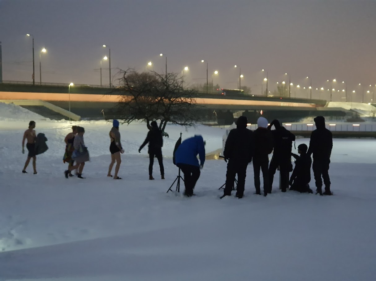 Lugar de rodaje en invierno, proporcionamos equipo e instruimos sobre el "traje seco" para rodajes comerciales en Daugava.