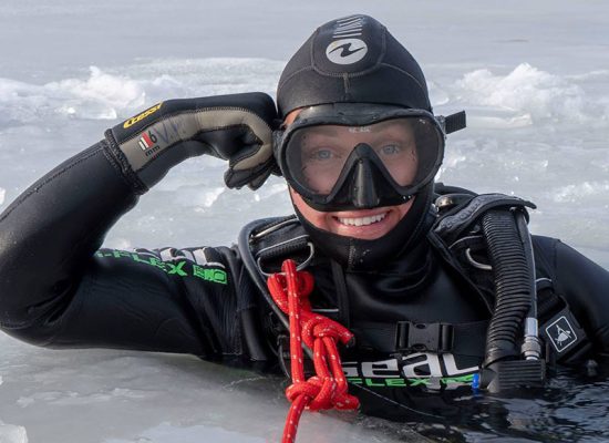 Divemaster Liene Muzikante nodarbojās ar zemledus niršanu, foto Valters Preimanis
