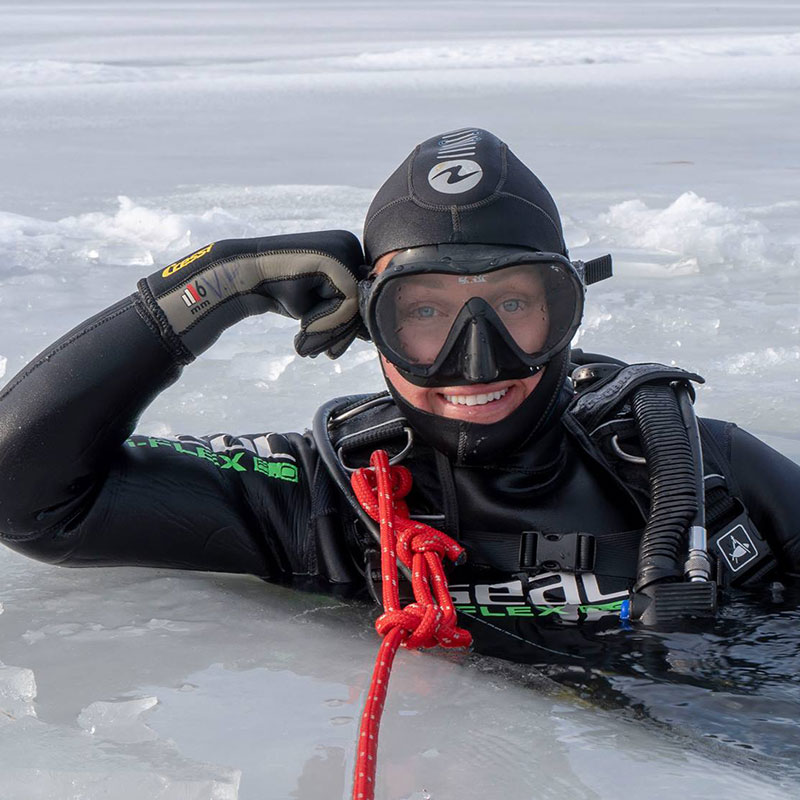Divemaster Liene Muzikante engagé dans la plongée sous glace, photo Valters Preimanis