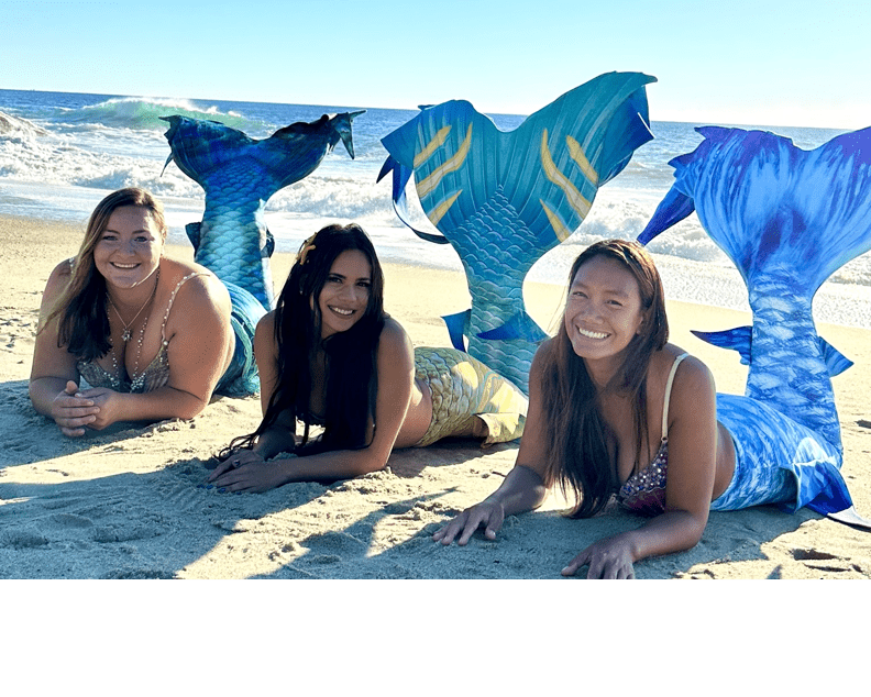 Meerjungfrauen retten einen Taucher im Training