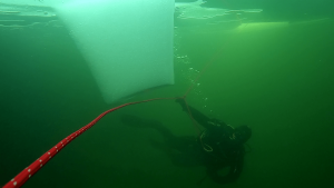 PADI ICE diving en Letonia, buceo en hielo con cuerda