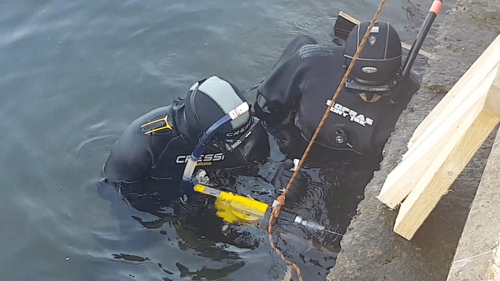 Dronelab SIA-Taucher nehmen an Unterwasserarbeiten im Hafen teil