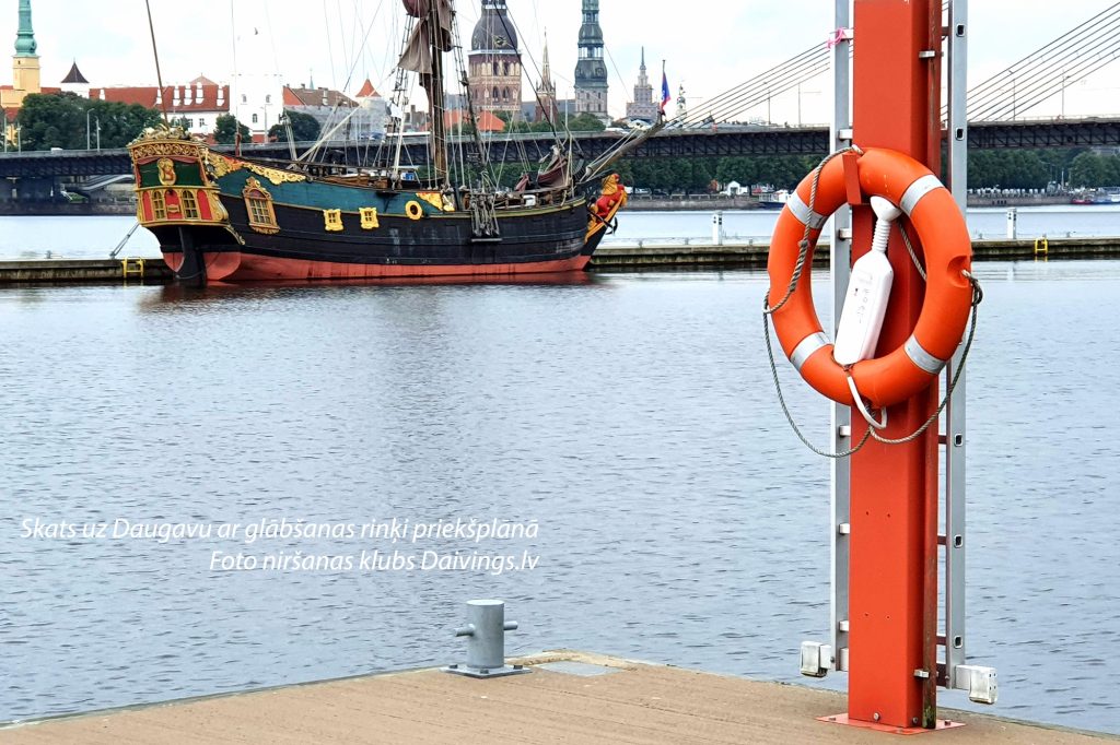 Vue de la Daugava avec la bouée de sauvetage au premier plan Photo club de plongée Daivings.lv