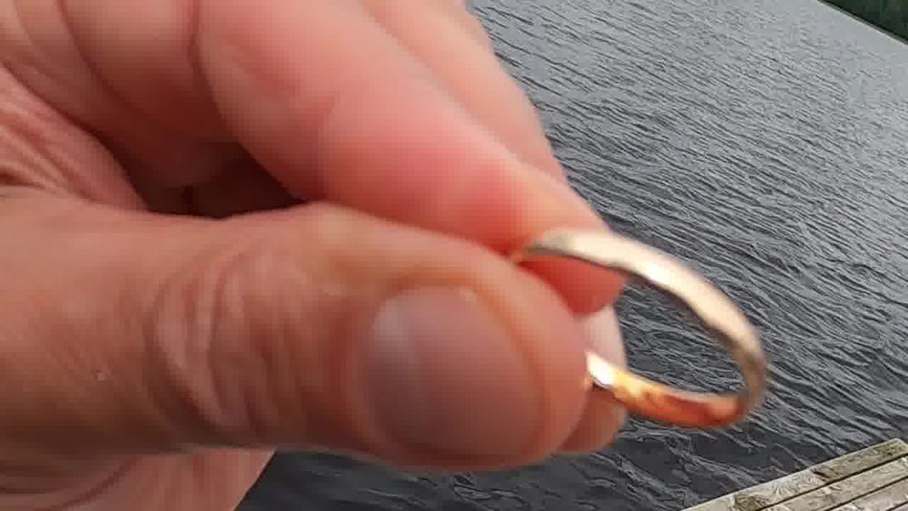 Kuldne abielusõrmus vajub järve põhja