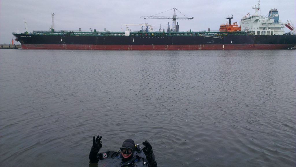 Undervattensarbete med fartyg i Venspils hamn
