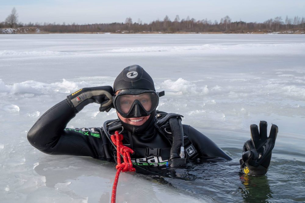 Divemaster Liene pärast sukeldumist abaloonis, 5 mm ülikonnas